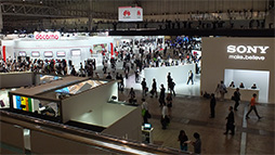 画像ギャラリー No.001のサムネイル画像 / クラウド版ドラクエXの試遊デモから各社の未発表スマホまで,CEATEC JAPAN 2013で見た最新スマホ&タブレットをレポート