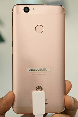 画像ギャラリー No.004のサムネイル画像 / Huaweiのミドルクラススマートフォン「HUAWEI nova」テストレポート。持ちやすさは良好でゲームの動作もそこそこ