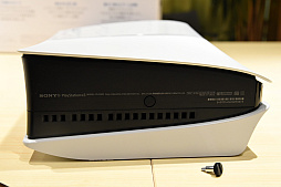 画像ギャラリー No.007のサムネイル画像 / スリムになった新型PS5を従来型と比較してみた。思った以上に小さく軽く,カバーの取り外しはより手軽に