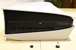 画像ギャラリー No.008のサムネイル画像 / スリムになった新型PS5を従来型と比較してみた。思った以上に小さく軽く,カバーの取り外しはより手軽に