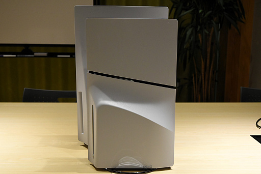 画像ギャラリー No.009のサムネイル画像 / スリムになった新型PS5を従来型と比較してみた。思った以上に小さく軽く,カバーの取り外しはより手軽に