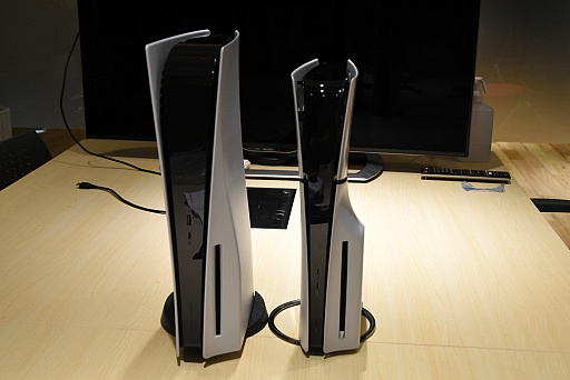 画像ギャラリー No.010のサムネイル画像 / スリムになった新型PS5を従来型と比較してみた。思った以上に小さく軽く,カバーの取り外しはより手軽に
