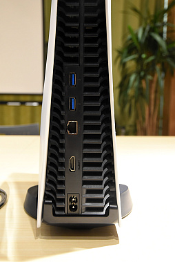 画像ギャラリー No.012のサムネイル画像 / スリムになった新型PS5を従来型と比較してみた。思った以上に小さく軽く,カバーの取り外しはより手軽に