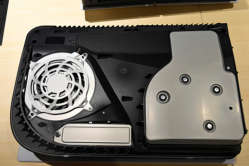 画像ギャラリー No.016のサムネイル画像 / スリムになった新型PS5を従来型と比較してみた。思った以上に小さく軽く,カバーの取り外しはより手軽に