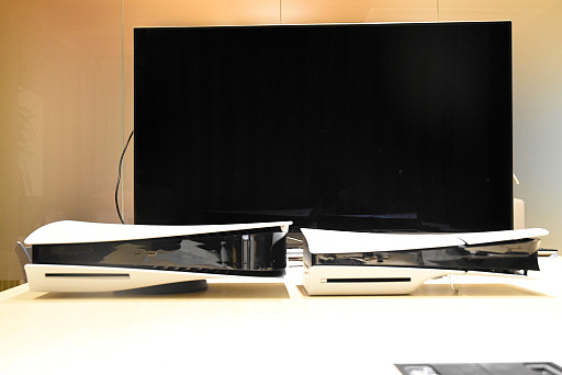 画像ギャラリー No.017のサムネイル画像 / スリムになった新型PS5を従来型と比較してみた。思った以上に小さく軽く,カバーの取り外しはより手軽に