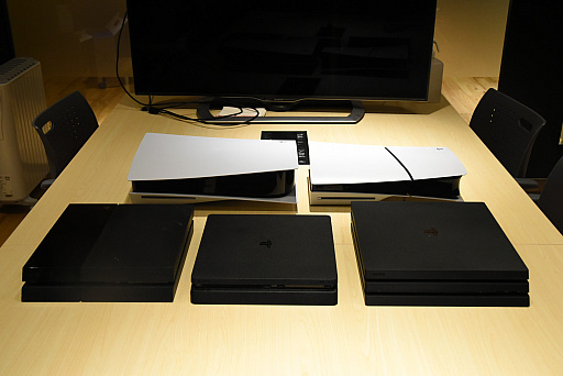 画像ギャラリー No.018のサムネイル画像 / スリムになった新型PS5を従来型と比較してみた。思った以上に小さく軽く,カバーの取り外しはより手軽に