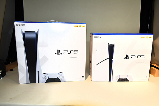 画像ギャラリー No.020のサムネイル画像 / スリムになった新型PS5を従来型と比較してみた。思った以上に小さく軽く,カバーの取り外しはより手軽に