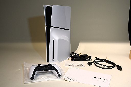 画像ギャラリー No.022のサムネイル画像 / スリムになった新型PS5を従来型と比較してみた。思った以上に小さく軽く,カバーの取り外しはより手軽に