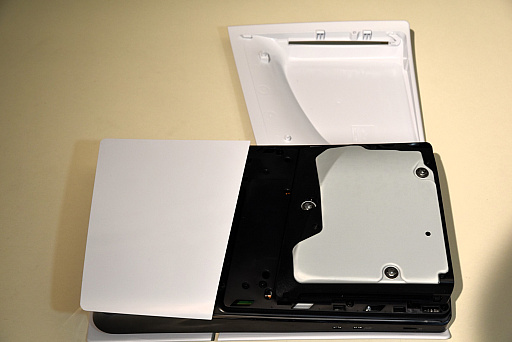 画像ギャラリー No.023のサムネイル画像 / スリムになった新型PS5を従来型と比較してみた。思った以上に小さく軽く,カバーの取り外しはより手軽に