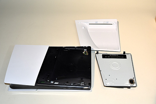 画像ギャラリー No.024のサムネイル画像 / スリムになった新型PS5を従来型と比較してみた。思った以上に小さく軽く,カバーの取り外しはより手軽に