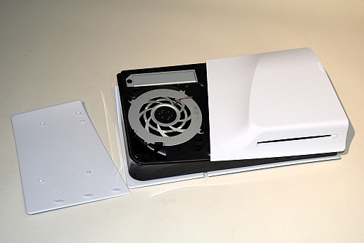 画像ギャラリー No.025のサムネイル画像 / スリムになった新型PS5を従来型と比較してみた。思った以上に小さく軽く,カバーの取り外しはより手軽に