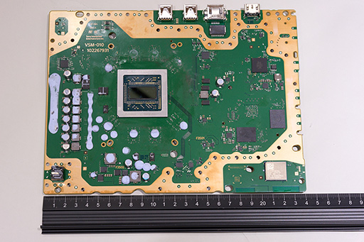 画像ギャラリー No.044のサムネイル画像 / 「PlayStation 5 Pro」分解レポート。最新APUを搭載する高性能モデルの内部構造を明らかにしよう