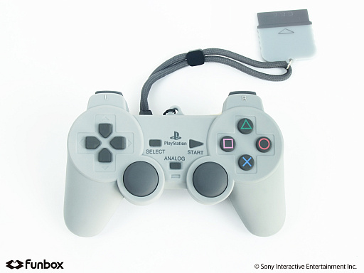 画像ギャラリー No.002のサムネイル画像 / 「PlayStation」のコントローラを再現したシリコンポーチが本日発売。サイズまで再現した存在感抜群のグッズ