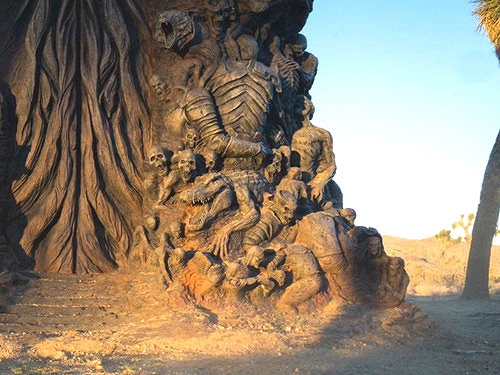 画像ギャラリー No.004のサムネイル画像 / モハーヴェ砂漠に不気味な造形アートが突如出現。「ディアブロ IV」の拡張パックか,「ゴッド・オブ・ウォー」の新作か!?