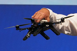 画像ギャラリー No.016のサムネイル画像 / Intel,「Merged Reality」を謳う独自のHMD「Project Alloy」や新型RealSenseカメラをアピール。「IDF 2016」基調講演レポート