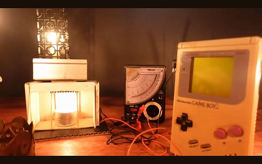 画像ギャラリー No.001のサムネイル画像 / ろうそくの炎でゲームボーイをプレイ。太陽電池では出力が足りない中，果たしてどのような方法が考案されたのか
