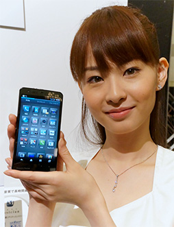 画像ギャラリー No.002のサムネイル画像 / 「5インチフルHD+フルセグがハイエンドの証」。ソフトバンクモバイルが2013年夏モデルスマートフォンを発表