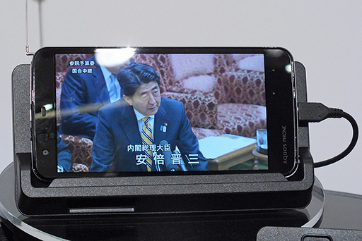 画像ギャラリー No.005のサムネイル画像 / 「5インチフルHD+フルセグがハイエンドの証」。ソフトバンクモバイルが2013年夏モデルスマートフォンを発表