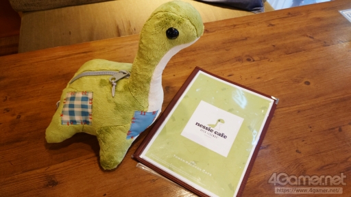 画像ギャラリー No.018のサムネイル画像 / 「Apex Legends」のコラボカフェ「ネッシーカフェ」本日オープン。ワットソンもニッコリ(?)な,たくさんのネッシーが待っている!