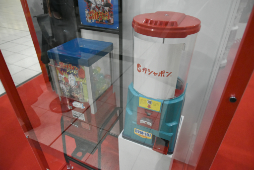 画像ギャラリー No.005のサムネイル画像 / JR品川駅にて開催中の「ガシャポン 45周年博」をレポート。歴代ガシャポンの一斉展示や無料で回せる自販機の設置も
