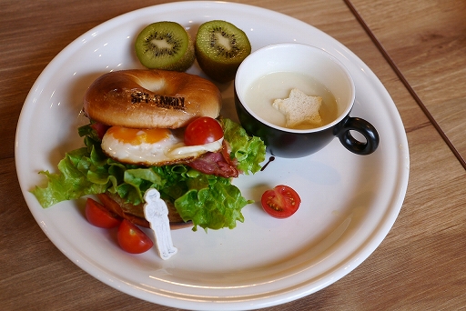 画像ギャラリー No.017のサムネイル画像 / カプコンカフェ,「劇場版 SPY×FAMILY CODE: White」コラボ試食会レポート。可愛らしいグッズと趣向を凝らしたメニューがファンをお出迎え