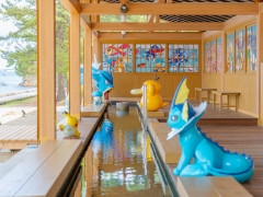 ポケモンたちと足湯でゆったり。石川県・和倉温泉で「わくらポケモン足湯」がオープン。七尾湾を一望できる無料の足湯