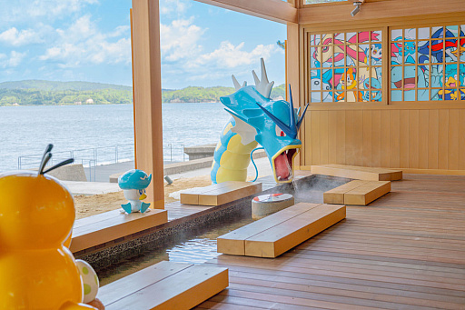 画像ギャラリー No.005のサムネイル画像 / ポケモンたちと足湯でゆったり。石川県・和倉温泉で「わくらポケモン足湯」がオープン。七尾湾を一望できる無料の足湯